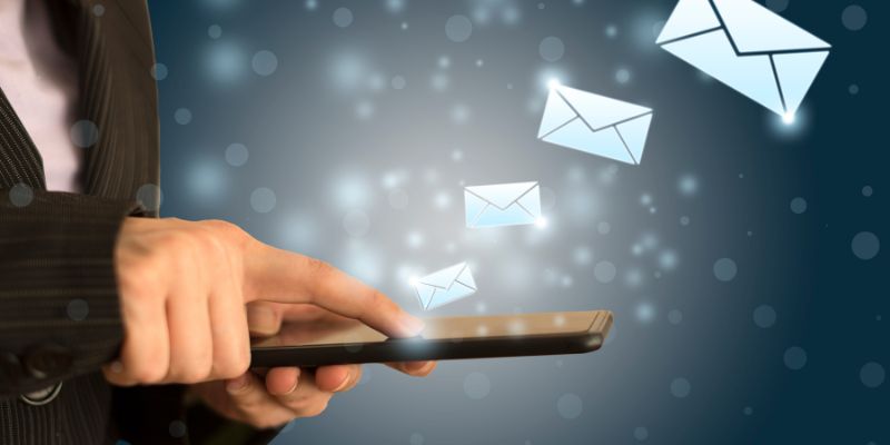 Xác thực qua email hoặc SMS giúp tăng cường bảo mật trong quá trình chuyển tiền